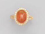 une bague ovale en corail et diamants