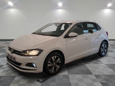 la volkswagen polo blanche est garée sur un carrelage à carreaux
