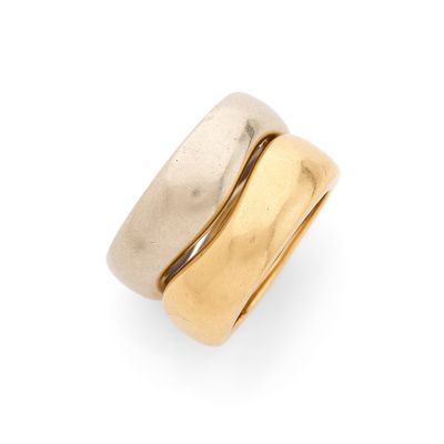 gros plan d'une bague en or et en argent sur fond blanc