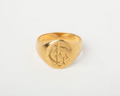 une bague en or portant les initiales de deux hommes et d'une femme