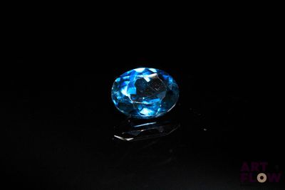 gros plan d'un diamant bleu sur une surface noire