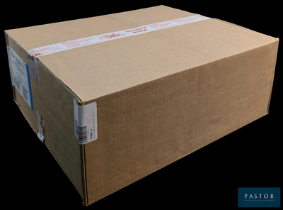 une boîte posée sur une table