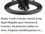 un gros plan d'un téléphone portable auquel est branché un câble