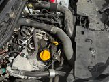 le moteur d'une voiture, capot ouvert et capot fermé