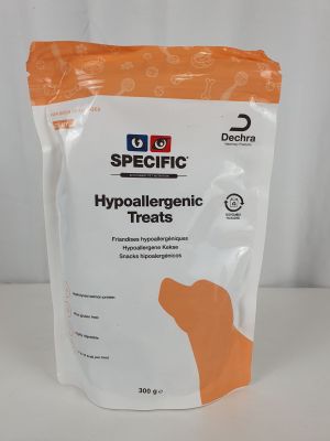un gros plan sur un sachet de friandises pour chien posé sur une table