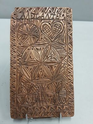 une vieille boîte en bois ornée d'un motif décoratif
