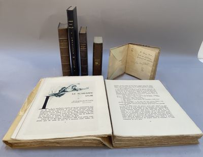 trois livres posés sur une table l'un à côté de l'autre