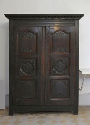 un grand meuble en bois dans le coin d'une pièce