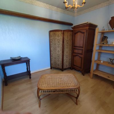 Mobilier d'une chambre et contenu des placards
