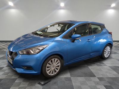 une voiture bleue est garée dans une pièce au sol à carreaux