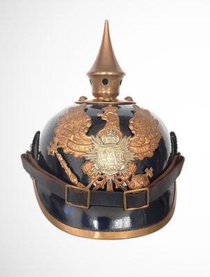 un casque noir et doré orné d'une couronne dorée