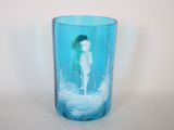 un verre bleu sur lequel est représentée la silhouette d'une femme
