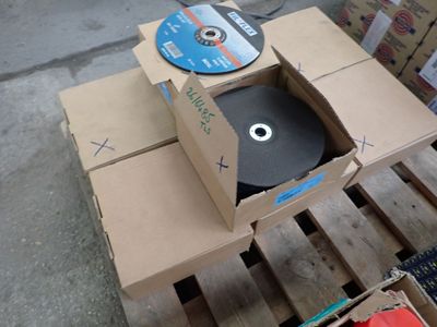 une boîte sur laquelle repose un disque, posée sur une palette