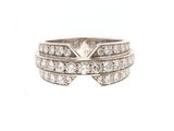 gros plan d'une bague en diamant sur fond blanc