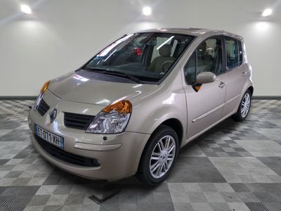 une photo d'une petite voiture beige garée dans un garage