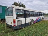 un bus garé sur le bord de la route