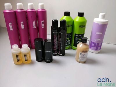 de nombreux produits capillaires de toutes sortes posés sur une table