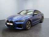 une BMW GLE Coupé bleue garée dans un showroom