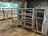 une grange où il y a un tas de foin par terre