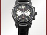 gros plan d'une montre-bracelet avec un cadran noir
