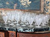 de nombreux verres à vin posés sur une table en marbre