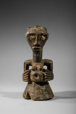 un gros plan sur une figurine représentant une femme tenant un bébé dans ses bras
