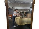 une femme se prenant en photo dans un miroir