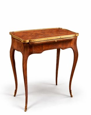 l'image d'une table en bois surmontée d'un tiroir