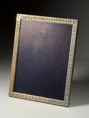 un cadre photo ancien en argent avec un fond noir