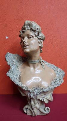 un buste de femme portant un collier autour du cou