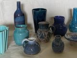 tout un tas de vases différents posés sur la table