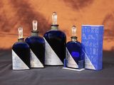 plusieurs bouteilles en verre bleu ornées de motifs argentés et noirs