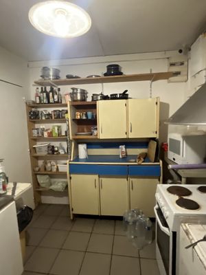 Meuble de cuisine en stratifié ouvrant par trois vantaux en …