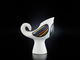 un vase blanc orné d'un motif tourbillonnant multicolore