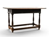 une vieille table en bois surmontée d'un tiroir