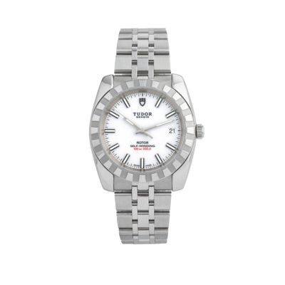 un gros plan d'une montre sur un fond blanc avec un fond blanc