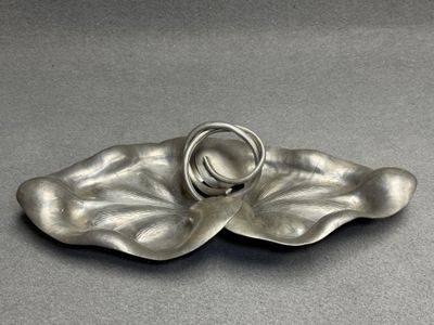 Plat à décor de feuilles en étain.