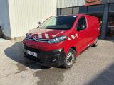 La camionnette rouge est garée devant un immeuble.