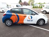 une petite voiture garée dans un parking