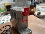 une petite machine posée sur une table
