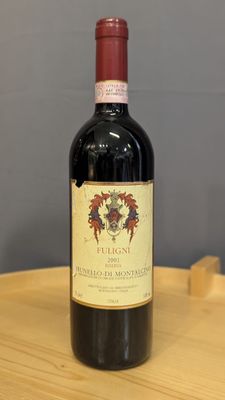 une bouteille de vin rouge posée sur une table en bois
