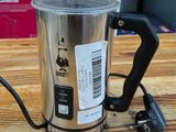 une cafetière avec une anse posée sur une table en bois