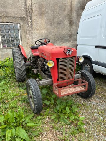 Tracteur agricole MASSEY FERGUSSON 825 de 1967, 5525 heures. Déma...