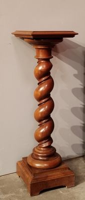 une grande table en bois avec un plateau et un piètement en bois