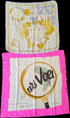 DIOR - Deux carrés de soie. Le premier à décor de fleurs en …