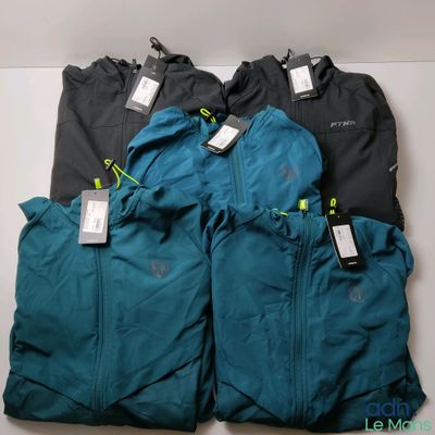 trois paires de vestes de course pour homme, encore étiquetées