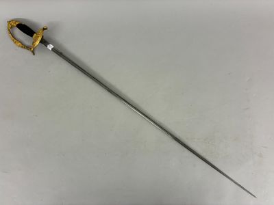 une épée avec une poignée en or sur une surface blanche