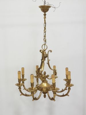 Lustre en bronze doré et ciselé à huit bras de lumières, à d…