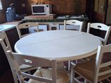 une table blanche entourée de quatre chaises