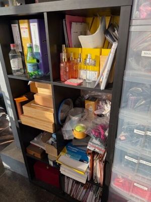 une bibliothèque noire remplie d'une multitude d'objets divers